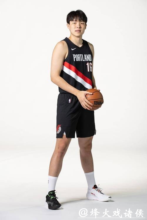 开拓者主场比赛杨瀚森依旧未能获得出场机会,队记予以认真解读 开拓者主场比赛杨瀚森依旧未能获得出场机会,队记予以认真解读